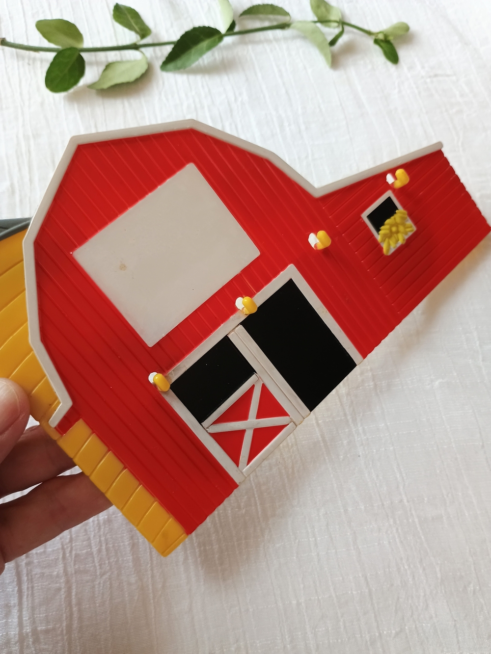 🌽 FARM CORE 🌽 VtG 80s-90s Molded Plastic Barn Wall Hanging Magnet, Kitchen Org